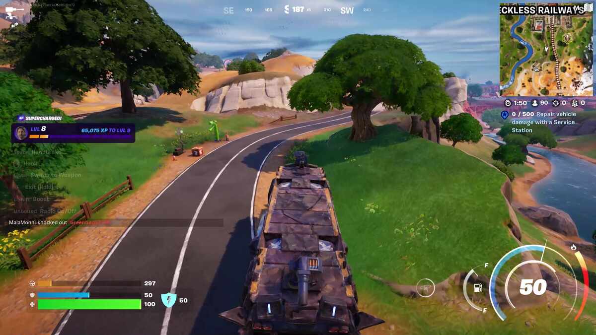 Fortnite où trouver un bus de guerre : Un joueur conduisant un bus de guerre sur une route avec des arbres de chaque côté.